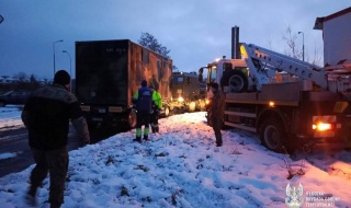 Energetyczny kryzys w Poddębicach niemal zażegnany. Wojsko, służby i samorząd walczyły o prąd dla mieszkańców [Foto]