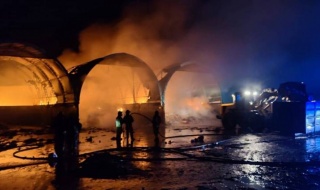 Ogień w PSZOK-u w Rozannie zapłonęła ogromna hałda plastiku i papieru! Na miejscu 14 zastępów straży pożarnej