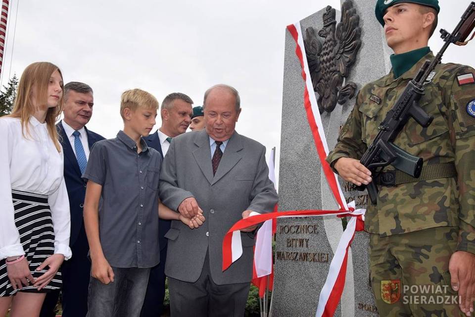Odsłonięto pomnik upamiętniając mieszkańców, biorących udział w wojnie polsko-bolszewickiej