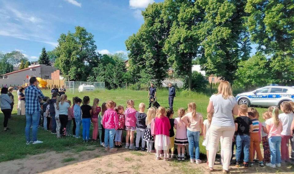 Policjanci spotkali się z uczniami szkół w Burzeninie i Barczewie