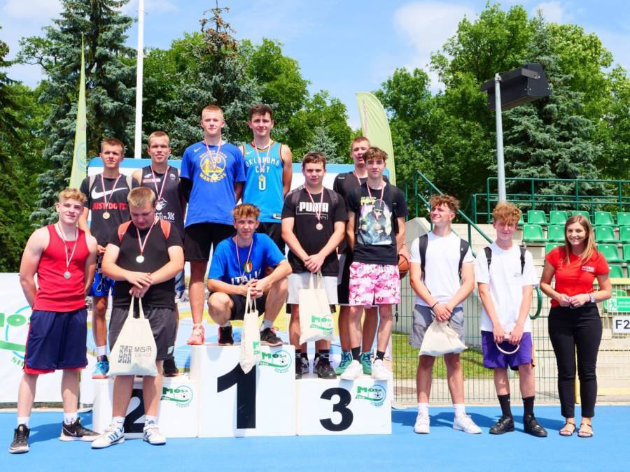 Dzień Sportu z sieradzkim MOSiR-em. Koszykówka, tenis stołowy i... wyścig na hulajnogach