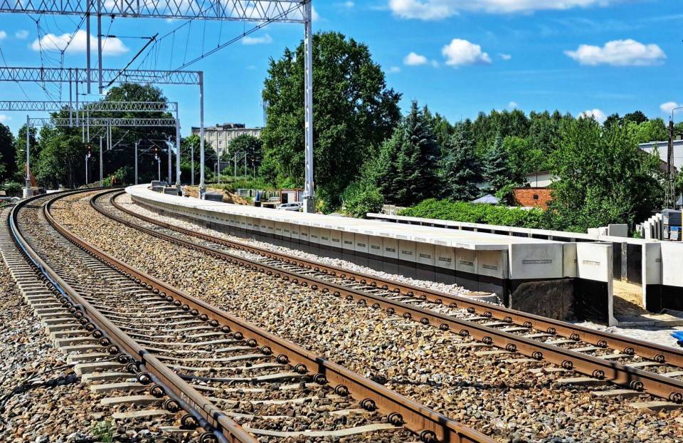 Budowa_przystanku_kolejowego_Pabianice_Polnocne__nowy_peron_tory_fot._Elzbieta_Tome_20230803-073603_1