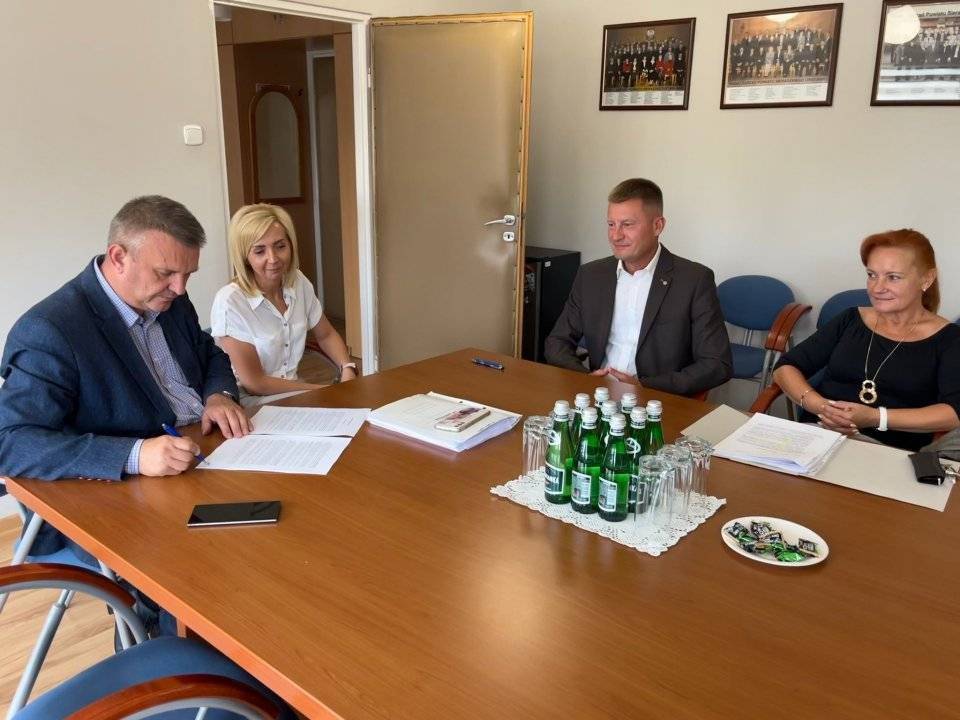 Darowizna na rzecz Gminy Wróblew. Starosta Bądzior podpisał umowę