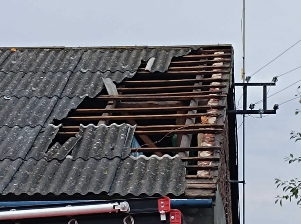 Zerwane dachy, powalone drzewa. Groźne burze w Łódzkiem wyrządziły wiele szkód
