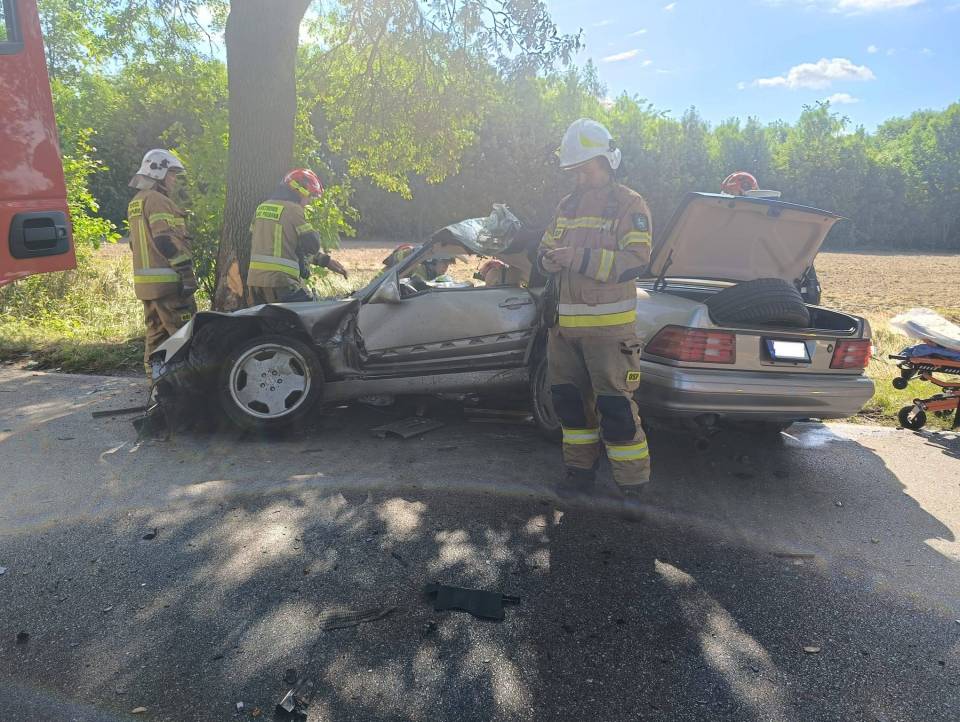 Koszmar w Kazimierzu. Kierowca walczy o życie. Mercedes kierowany przez 47-latka rozpadł się na pół! [Foto]