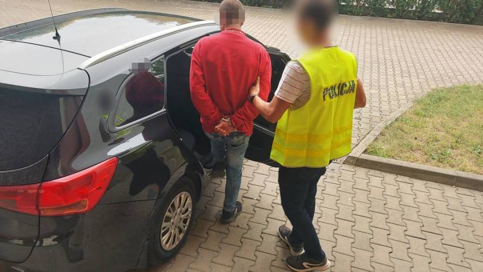 Podpalenie w Tomaszowie Mazowieckim, w pustostanie ujawniono zwłoki mężczyzny. Policja zatrzymała sprawcę